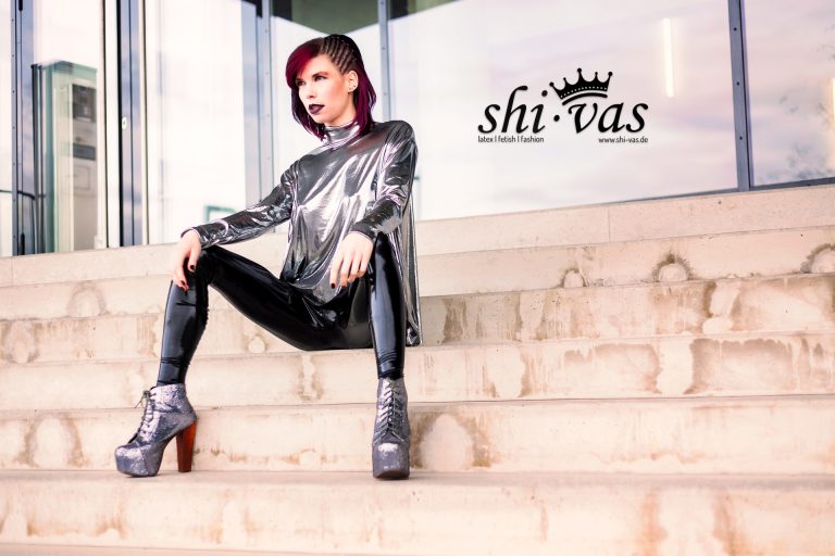 black latex und liquid silver