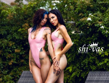 Coco (blaue Haare, links) und Amy (schwarze Haare, rechts) stehen seitlich eng aneinander.