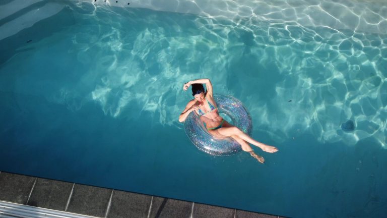 Video-Clip – mit Coco im Pool