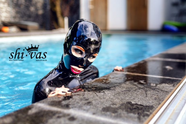 Latexdoll im Pool