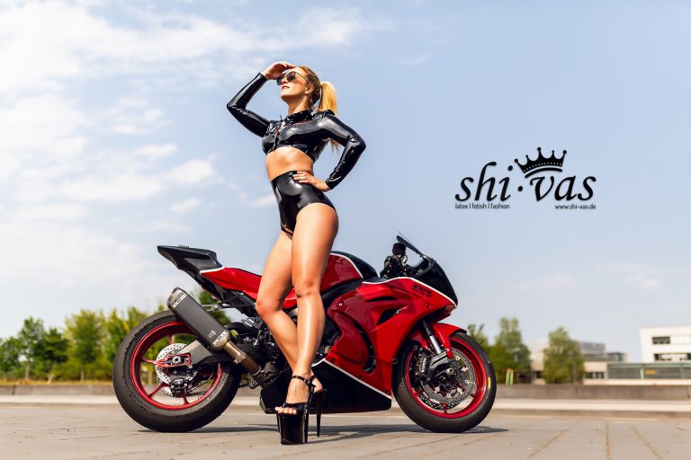Bikergirl in Latex