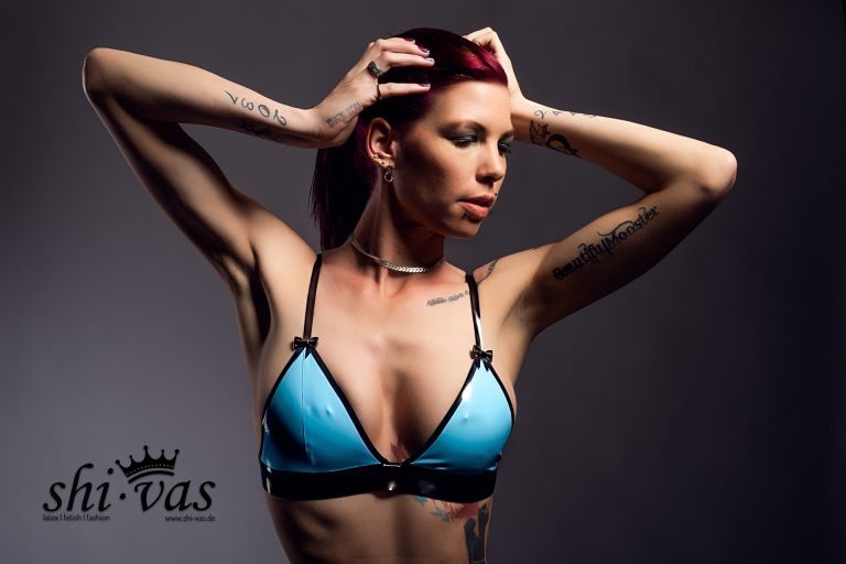 Latex-Jeans & Bikini-Top
