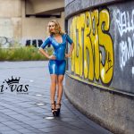 Profilaufnahme, die die Spannung des Materials zeigt. Die Transparenz ist deutlich erkennbar.