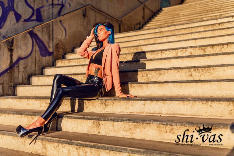 latexgirl on the stairs, Teil 02