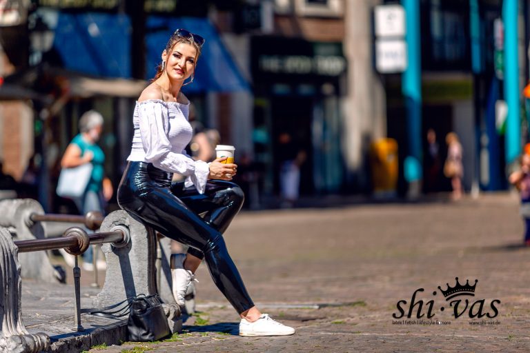 Latex-Leggings & ein coffee-to-go