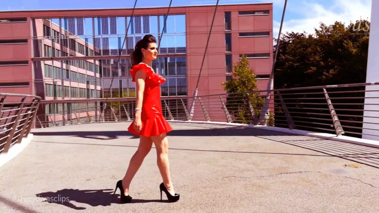 exclusive latex in public – Video