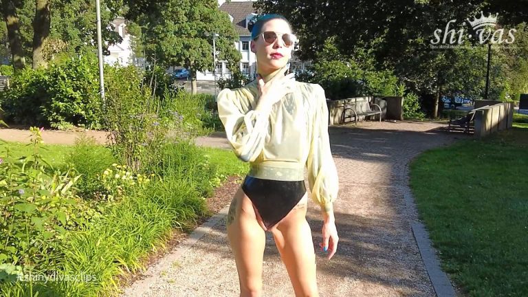 a walk in the park – latex in public – Video