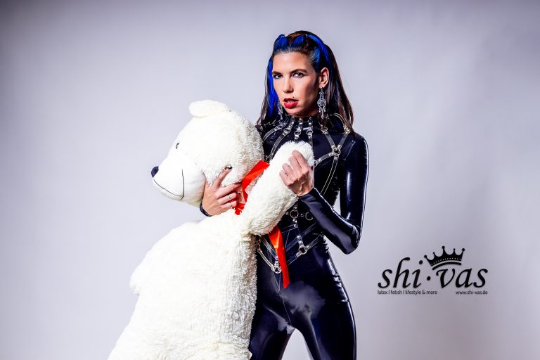 white Teddy & black Latex-Catsuit