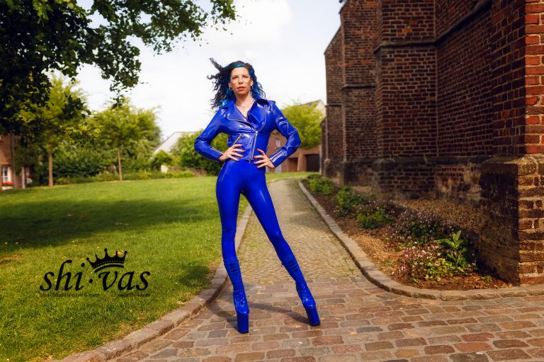 In Latex auf dem Kirchplatz