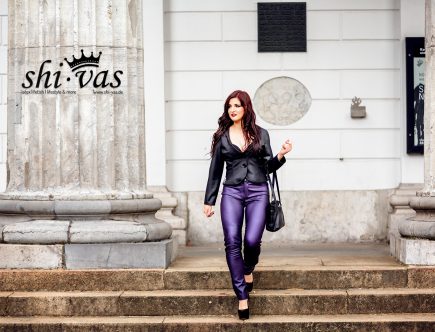 Lina geht die Steinstufen des Theaters hinunter, eine schwarze Tasche über den Arm gehängt.