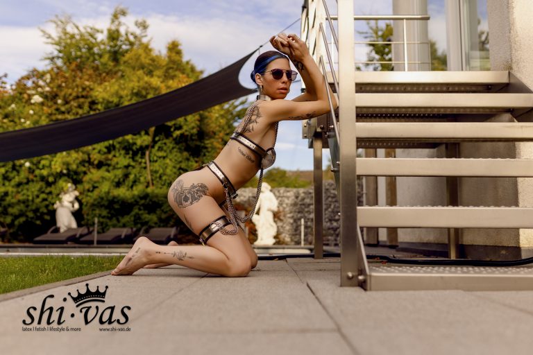 Im chastitybelt am Pool, Teil 02