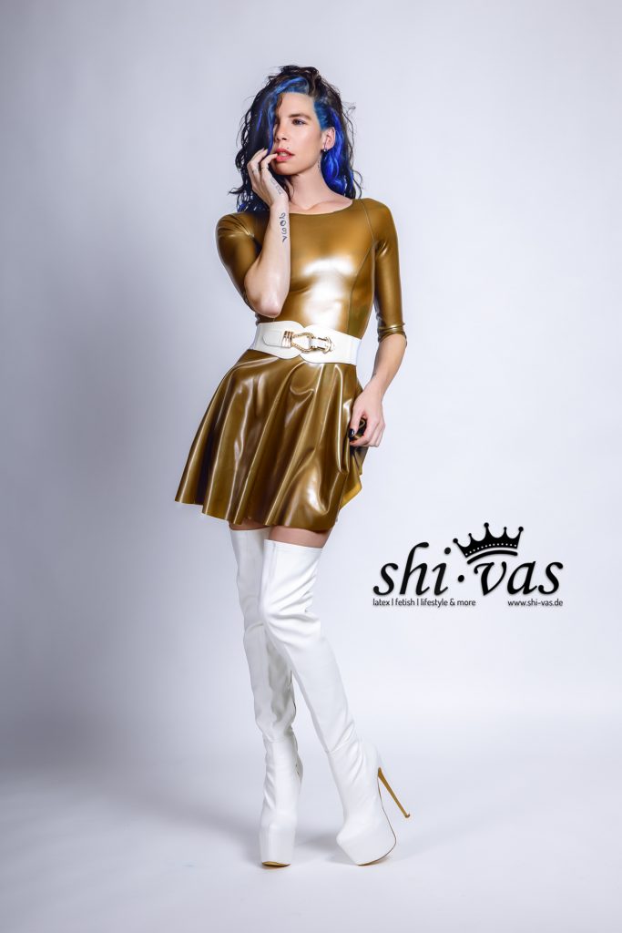 Coco lehnt leicht zur Seite, ein Finger liegt an ihren Lippen. Sie wirkt nachdenklich, aber der Blick bleibt intensiv erotisch.