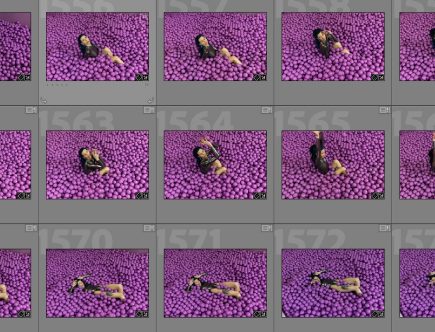 Coco im lila Ballpit im Candyland, umgeben von hunderten Kugeln – Screenshot aus einem ungeordneten Lightroom-Katalog nach einem eskalierten Shooting