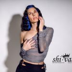 Portrait/Halbaufnahme, Off-Shoulder, Kopf zurück, rechte Hand an der Wange, linke Hand flach auf der Brust.