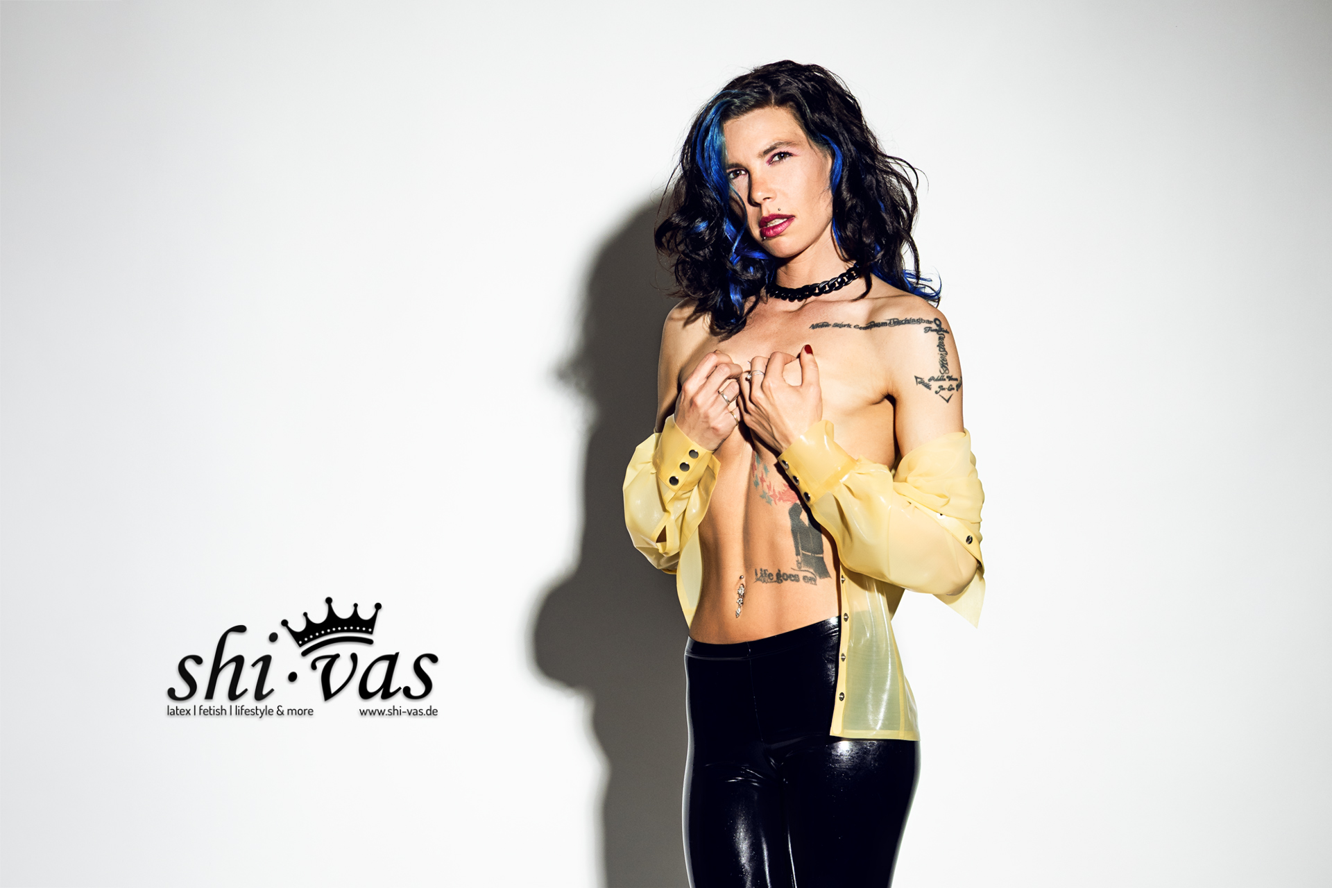 transparente Latex-Bluse, Teil 04