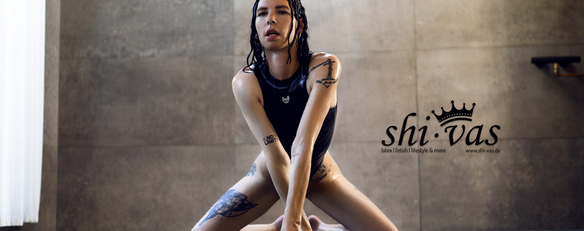 Frontal kniende Coco mit geöffneten Beinen und Händen auf dem Boden im nassen Hirogato-Spandex-Swimsuit unter der Dusche