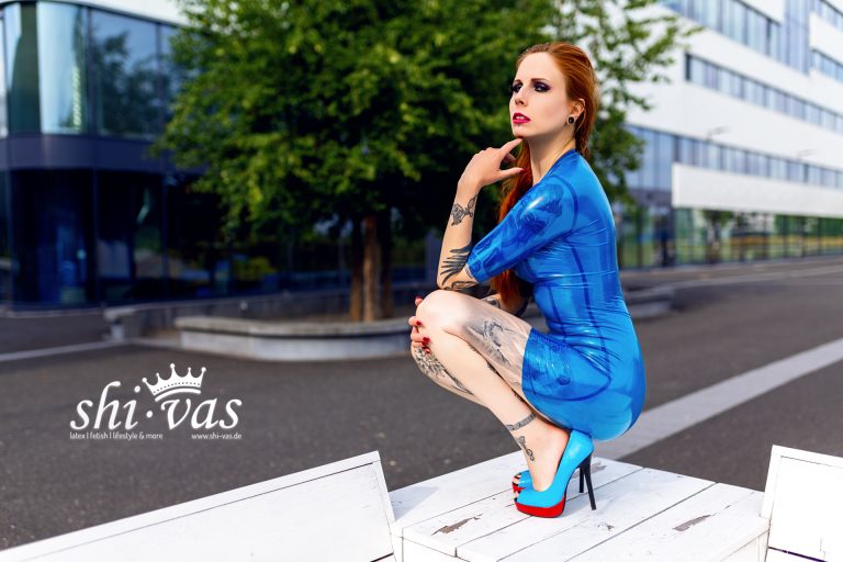 red hair & transparent blue latex, Teil 02